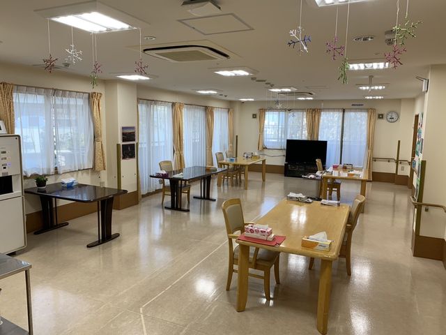 明るい共有スペース ラウンジ 広々とした空間で、リラックスしながら過ごせます。自然光が差し込む落ち着いた場所です。
