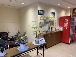 飾り棚と自販機が並ぶ廊下