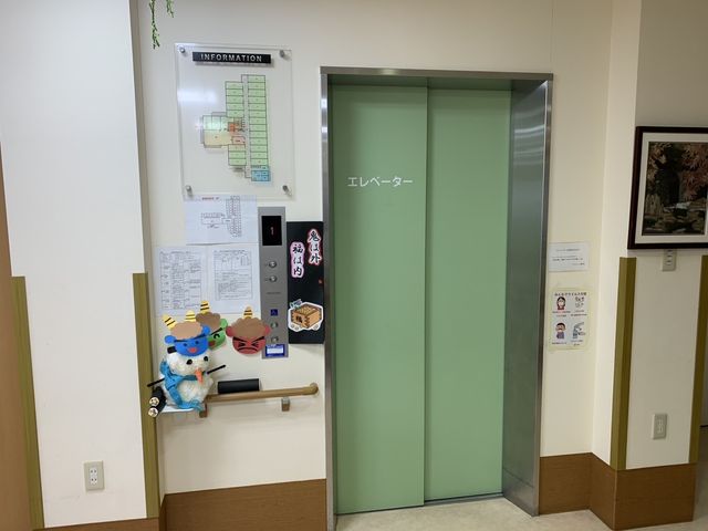 情報掲示のあるエレベーター前 エレベーター 整理された掲示板の横にあるエレベーターです。快適な移動が可能な職場環境です。