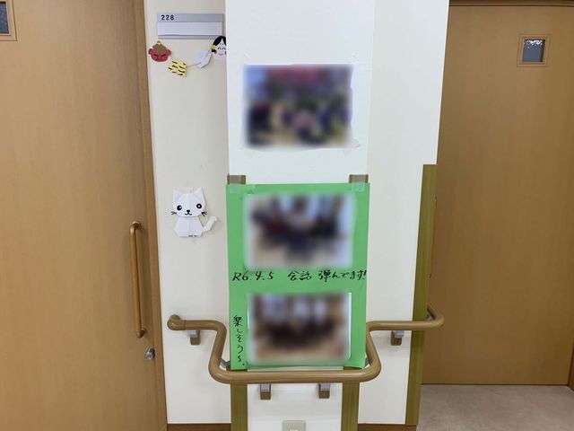 掲示物 廊下 手すりが設置された廊下には、掲示物が貼られており、入居者様への情報伝達が行われています。