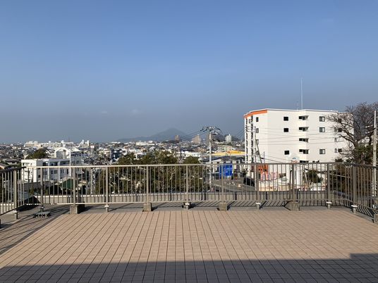 街を望む広々テラス