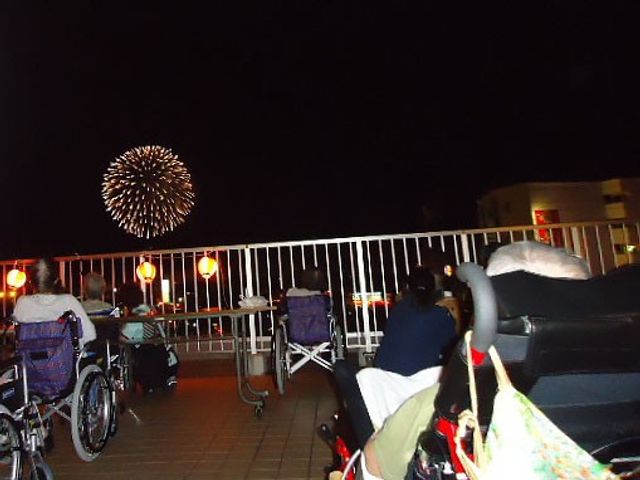 夜空に花火を見る様子 テラス 夜風に吹かれながら、テラスから見える華やかな花火に心癒されるひとときをご提供します。