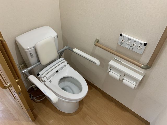 バリアフリートイレ トイレ 手すりの設置された安全なトイレです。利用者の介助がしやすい環境になっています。