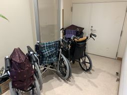 廊下に並ぶ車椅子