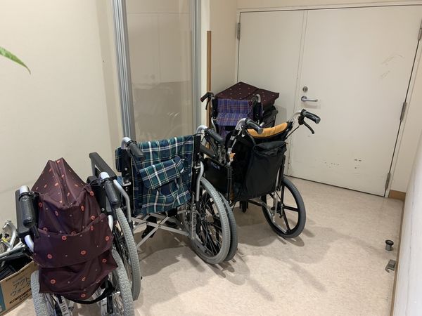 廊下に並ぶ車椅子