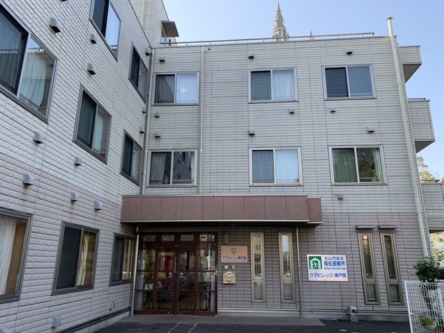 外観の入口 外観 開放感あるエントランスが魅力的で、車椅子でもアクセスしやすい設計です。仕事に安心感が持てます。