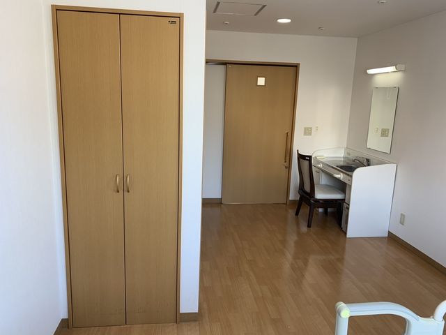 家具の配置された居室 居室 明るい光が差し込む居室で、机や椅子が備え付けられています。働く環境としても整っています。