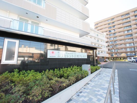  清潔な施設のエントランス  