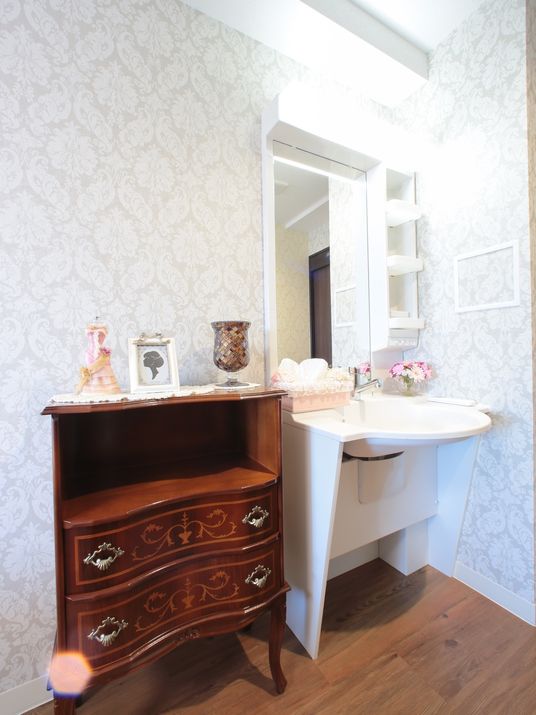  洗面台と木製キャビネット  