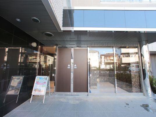 清潔なエントランスの外観  