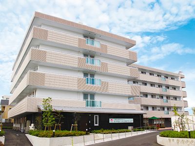  多階層のモダンな建物 