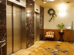 応接スペースとエレベーター