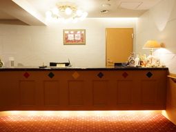 暖かみのある受付カウンター