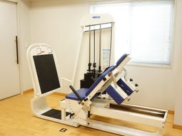 筋力トレーニング機器がある部屋