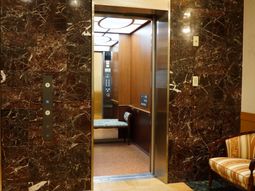 高級感のあるエレベーターホール