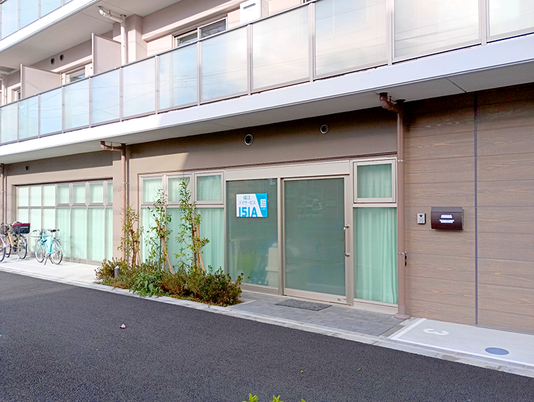 施設の外観入口  