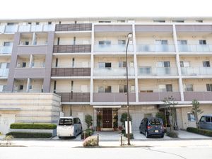 介護施設の明るいエントランス