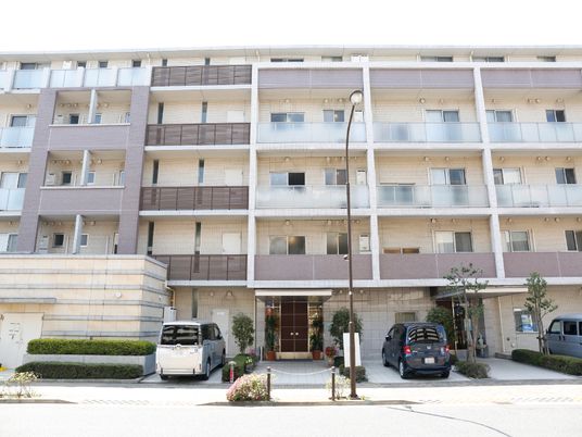 介護施設の明るいエントランス