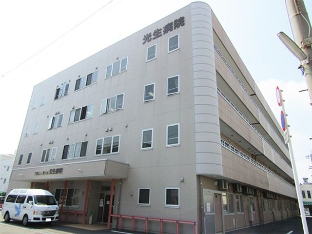 病院の外観 外観   大きな建物の外観で、整った窓が並んでいます。出入口まわりも見やすく、訪問しやすい雰囲気です。