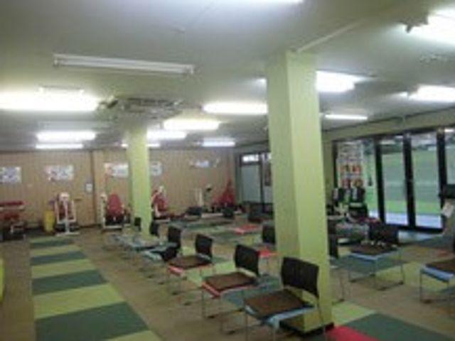 設備の整った部屋 機能訓練室 明るい室内には、トレーニング機器が設置され、快適なリハビリ環境が整っています。