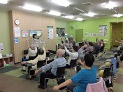 体操中の集団がいる部屋