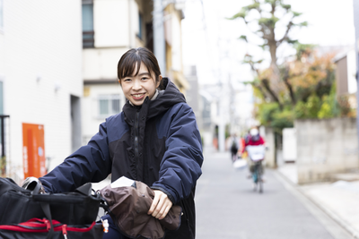 笑顔の女性と自転車
