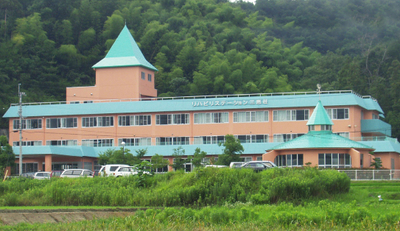 三角屋根の建物外観