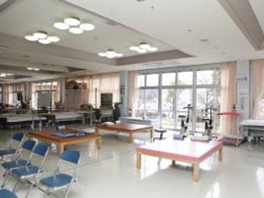 訓練機器のある明るい室内  