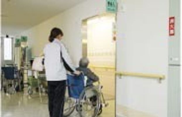 車椅子で移動する廊下