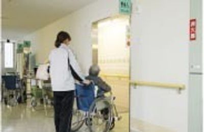 車椅子で移動する廊下