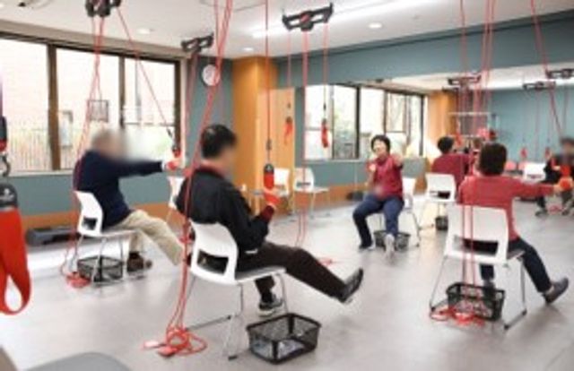 レクリエーションルーム 機能訓練室 ゆったりとした空間で、参加者がリラックスしながら楽しめる機能訓練の様子が見られます。