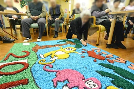 明るい作品展示の部屋