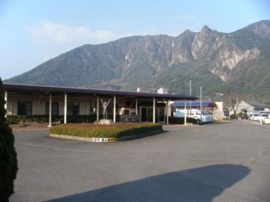 山を望む施設外観  