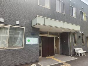 落ち着いた外観の出入口  