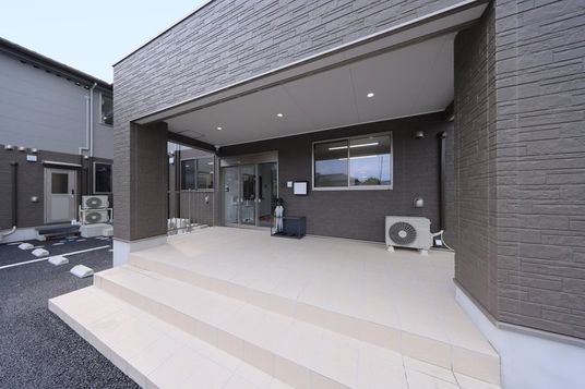 建物正面の玄関先  