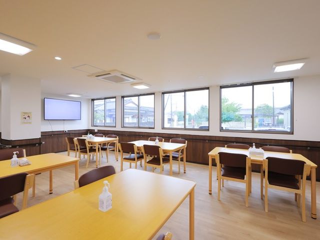 明るい食堂 食堂   大きな窓から自然光が入る、ゆったりした食堂です。テーブル配置に余裕があり、落ち着いて過ごしやすい環境です。