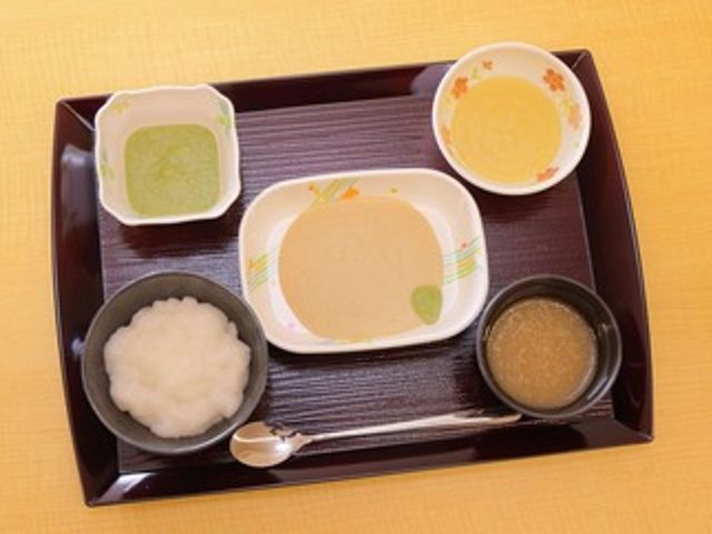 食事例 食堂 見た目も優しい食事例です。毎日の食事の支度に工夫を凝らしています。