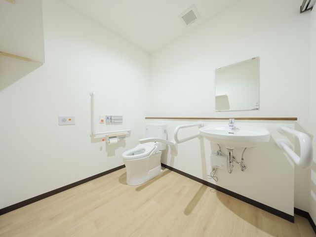 手すり付きトイレ トイレ   手すりが複数あり、立ち座りを支えやすいトイレです。明るくすっきりした空間で、動作確認がしやすそうです。