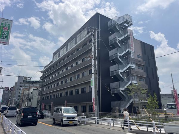 モダンなビルの外観