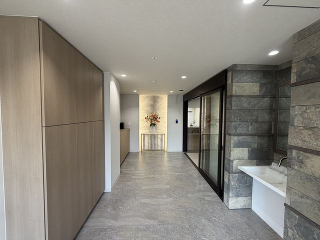 広く明るい廊下