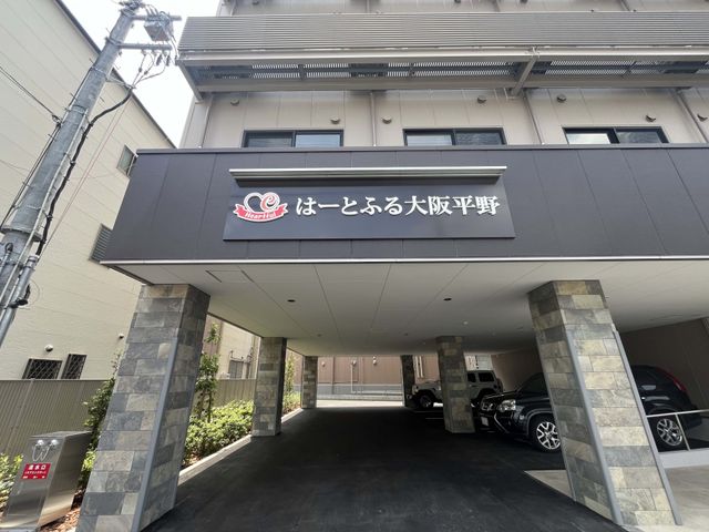 建物正面の車寄せ  