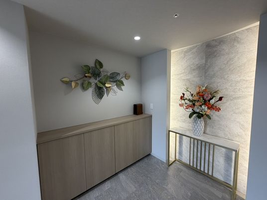 花と飾りのある廊下の一角