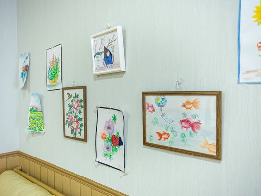 作品が飾られた壁