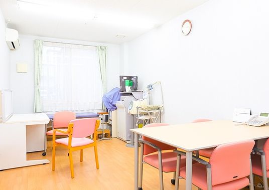 明るい部屋の机と椅子