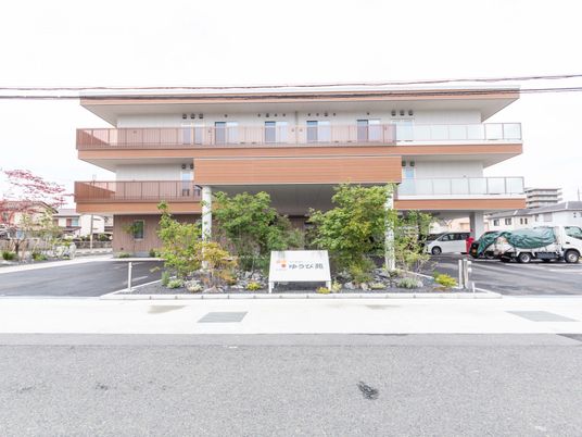 緑に囲まれた建物外観
