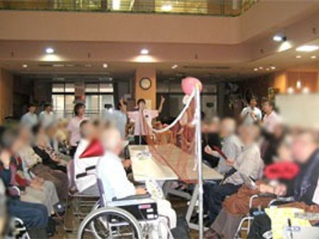 多目的室の集まり 多目的室 利用者同士がテーブルを囲んでおり、明るく広々とした空間で交流を深めています。