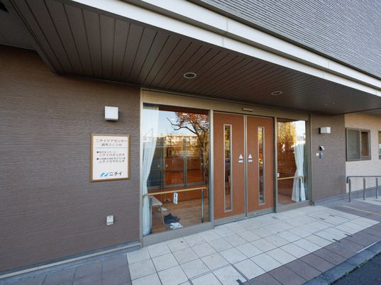 暖色系エントランス外観