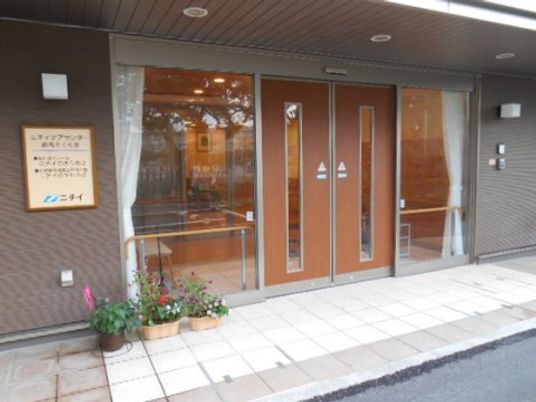 エントランスの外観と植物
