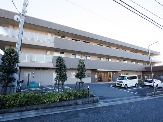 広々とした施設の外観