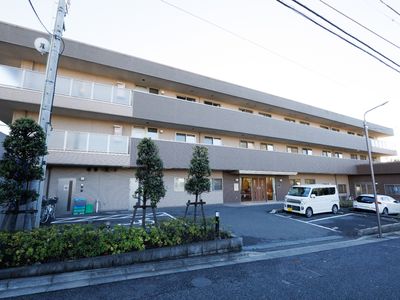 広々とした施設の外観